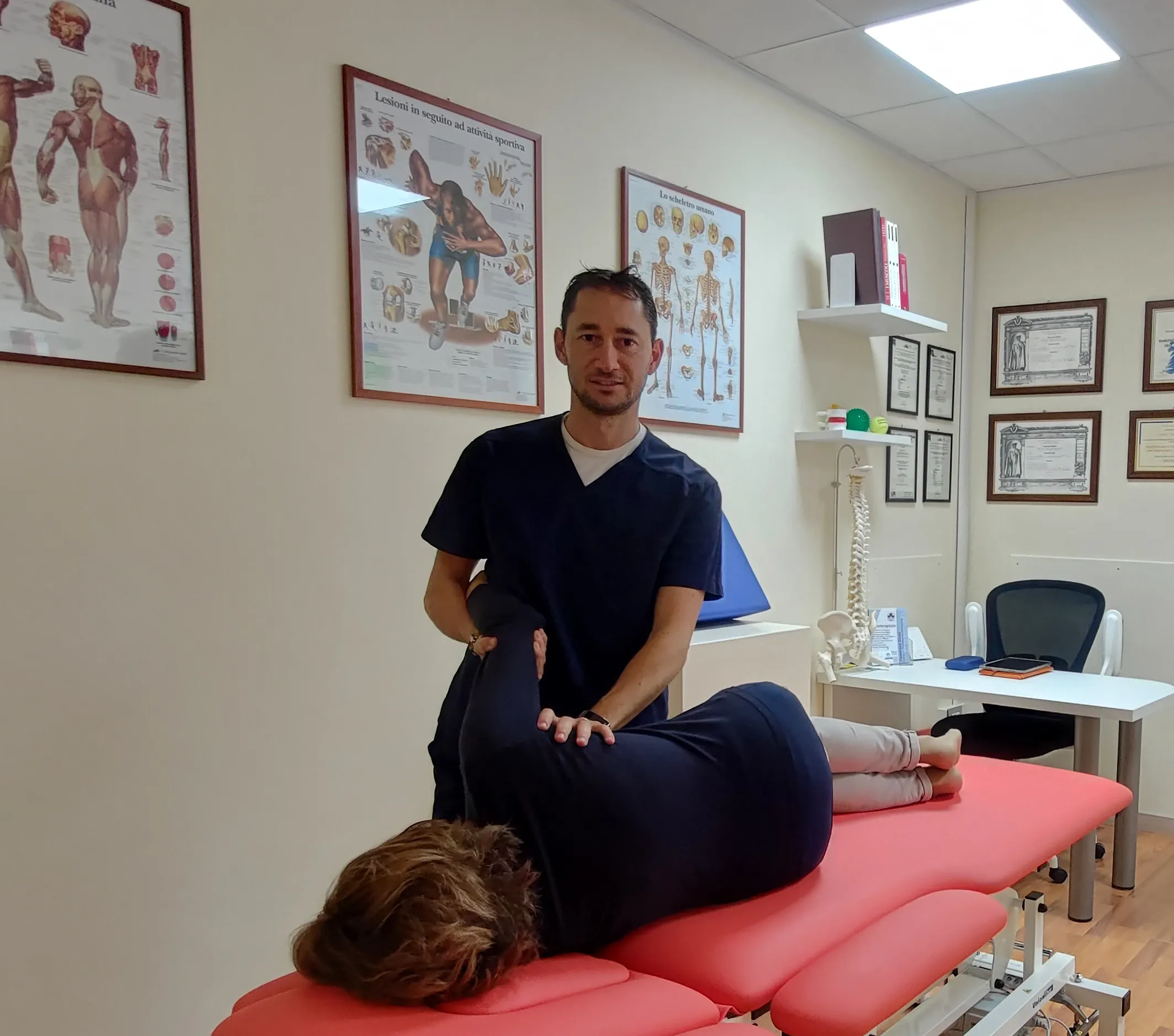 Il Dott. Tommaso Gosti durante un trattamento nel suo Studio di fisioterapia a Perugia